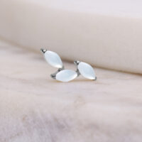 Silberner Push Fit Aufsatz mit Mondstein auf neutralem Hintergrund