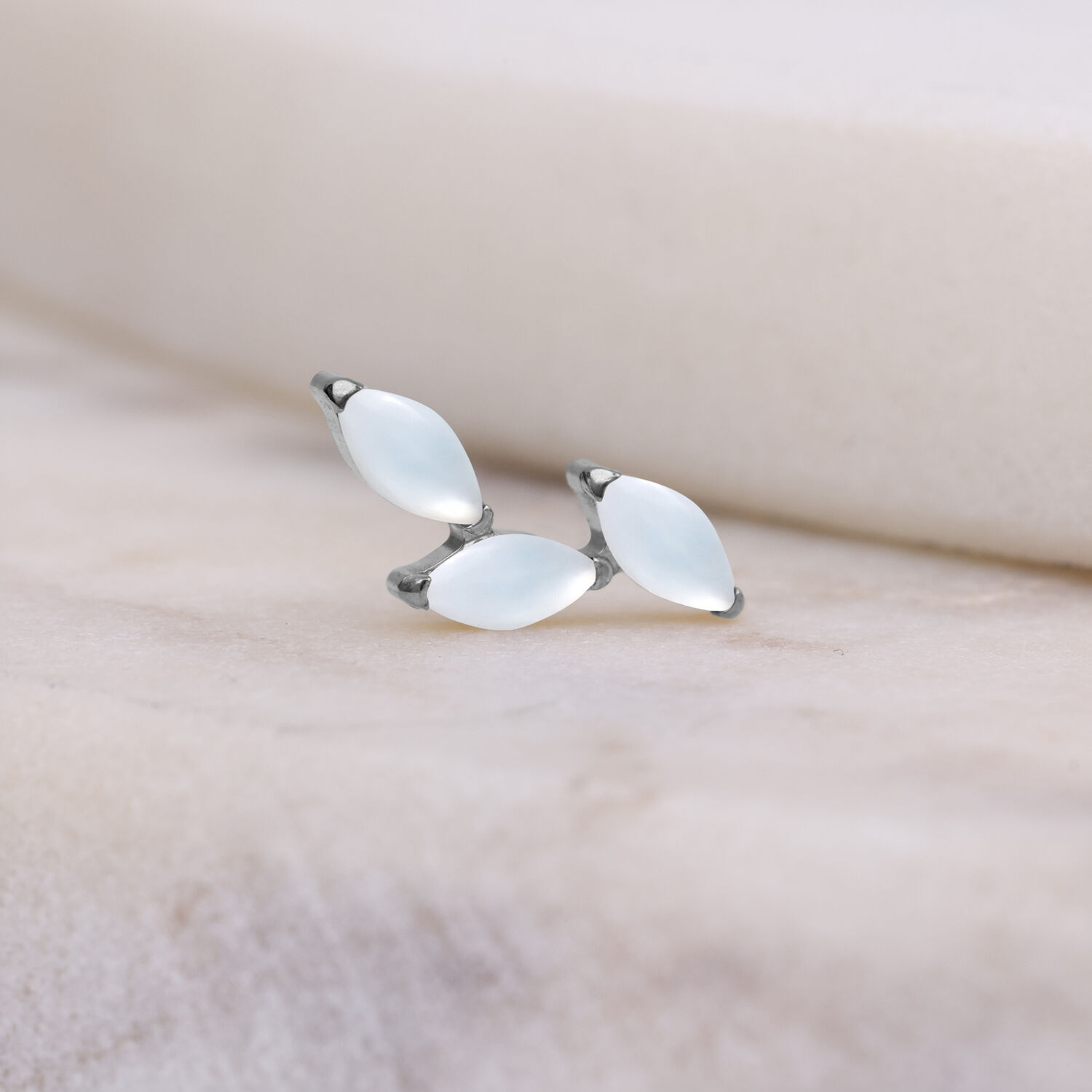 Silberner Push Fit Aufsatz mit Mondstein auf neutralem Hintergrund