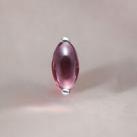 Ovaler Amethyst-Stein in silberner Fassung auf neutralem Hintergrund