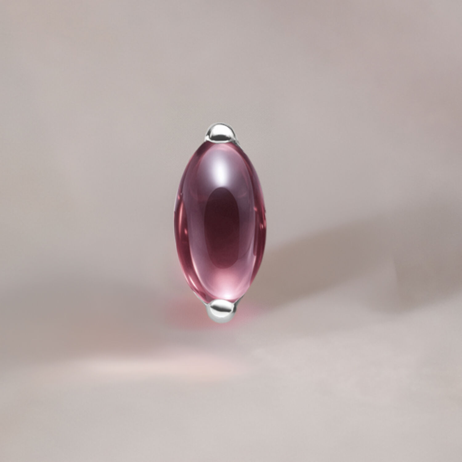 Ovaler Amethyst-Stein in silberner Fassung auf neutralem Hintergrund