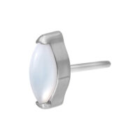 Silberfarbener Metallaufsatz mit ovalem Mondstein auf weißem Hintergrund