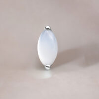 Silberfarbener Push Fit Aufsatz mit ovalem Mondstein auf neutralem Hintergrund