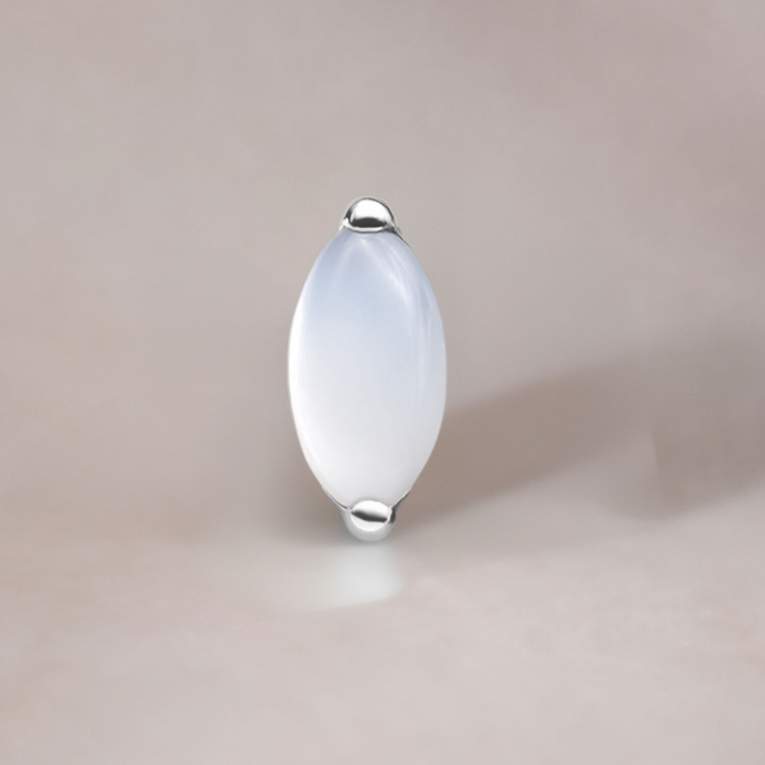 Silberfarbener Push Fit Aufsatz mit ovalem Mondstein auf neutralem Hintergrund