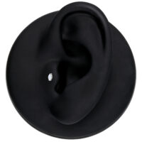 Silberner Push Fit Aufsatz mit ovalem Mondstein auf schwarzem Hintergrund