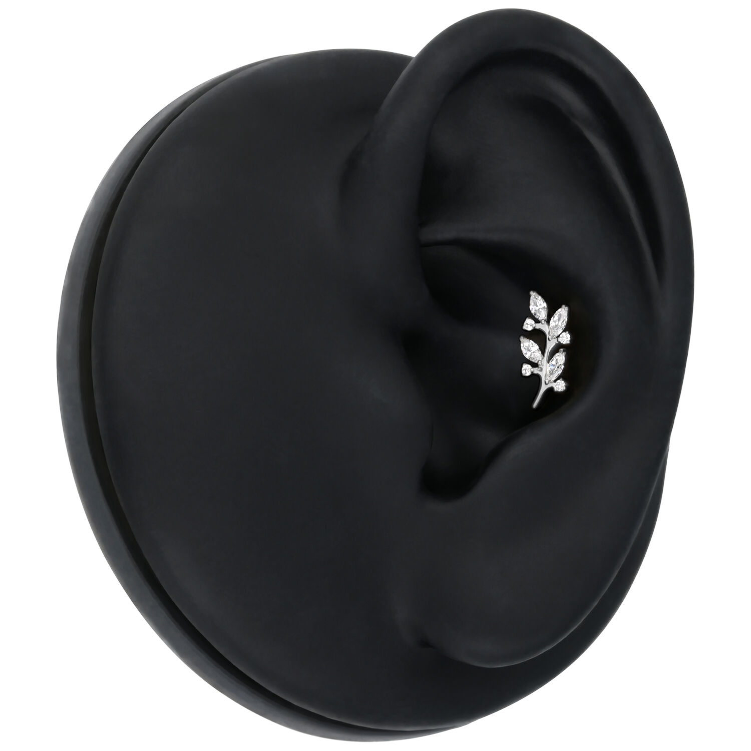 Silberner Kristallblätter Aufsatz im schwarzen Ohr auf neutralem Hintergrund