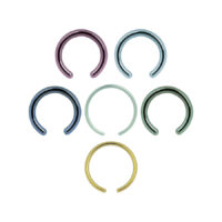 Sechs farbige anodisierte Clip in Ringe ohne Kugel auf weißem Hintergrund