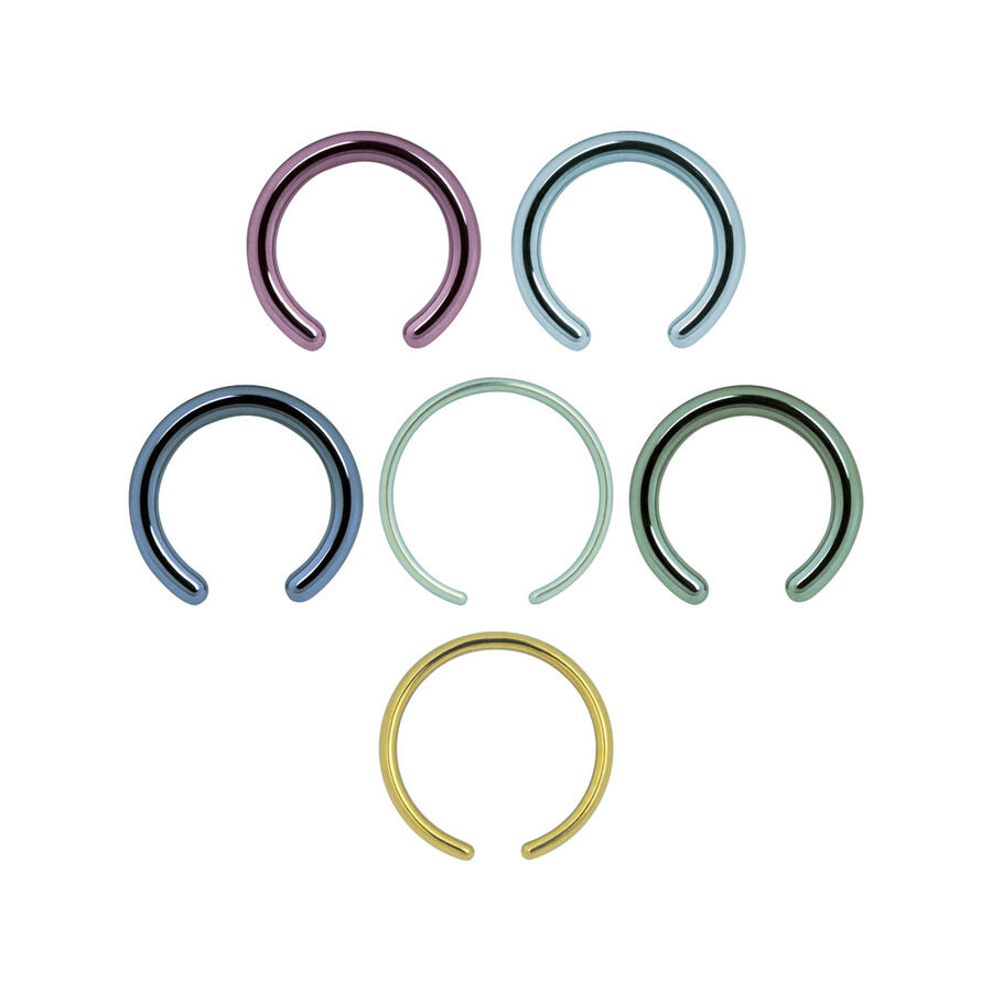 Sechs farbige anodisierte Clip in Ringe ohne Kugel auf weißem Hintergrund