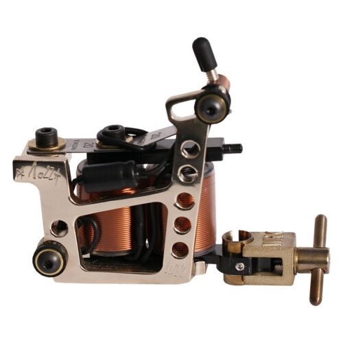 Robuste Bronze Tattoomaschine mit Kupferspulen auf weißem Hintergrund