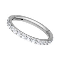 Silberner Piercingring mit Kristallen, 6,0 mm Innendurchmesser, auf weißem Hintergrund