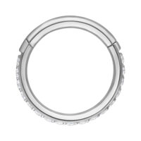 Silberfarbener Clicker-Ring mit Kristallpavé, 6 mm, auf weißem Hintergrund