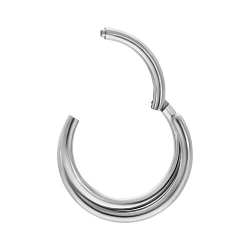 Silberner Titan Clicker Ring mit Scharnier auf weißem Hintergrund