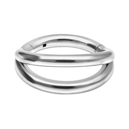 Silberner doppelreihiger Clicker aus Titan auf weißem Hintergrund