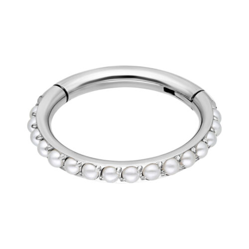 Silberner Piercing-Ring mit weißen Perlen auf weißem Hintergrund