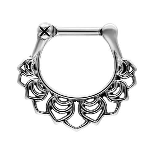 Silberner Septum Clicker mit floralem Design auf weißem Hintergrund