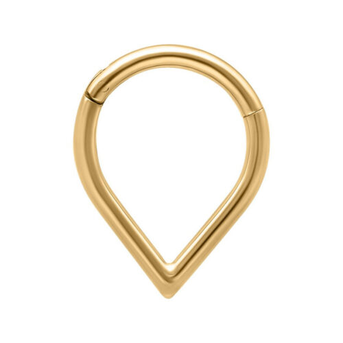 Goldener Teardrop Clicker Piercingring aus Titan auf weißem Hintergrund