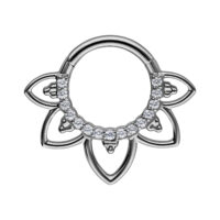 Oriental Septum Clicker aus Titan mit Kristallen Septum Clicker aus schwarzem Titan mit klaren Kristallen auf weißem Hintergrund