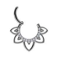 Oriental Septum Clicker mit Kristallen Silberner Septum Clicker mit klaren Kristallen auf weißem Hintergrund