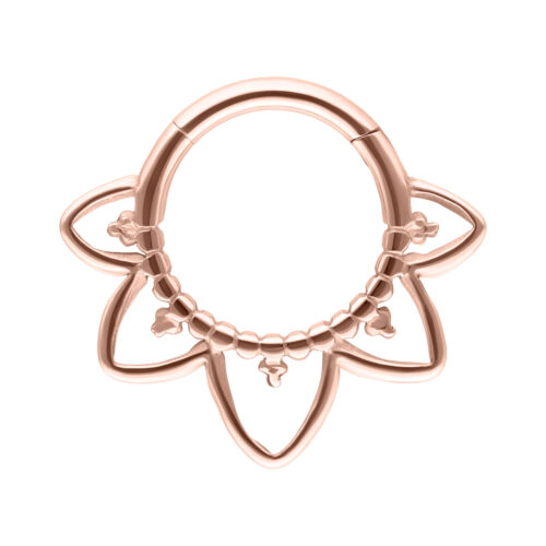 Roségoldener Septum Clicker mit orientalischem Design auf weißem Hintergrund