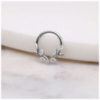 Silberner Septum Clicker mit Kristallblättern auf weißem Hintergrund