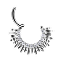 Silberner Septum Clicker aus Titan mit funkelnden Kristallen auf weißem Hintergrund