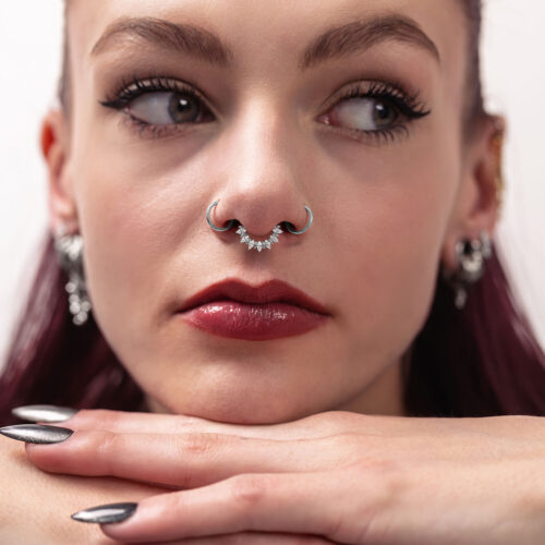 Frau mit silbernem Marquise Sunburst Septum Clicker vor weißem Hintergrund