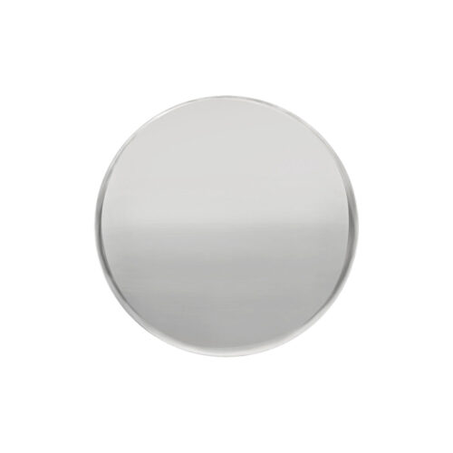 Runder silberner Titan Aufsatz auf weißem Hintergrund