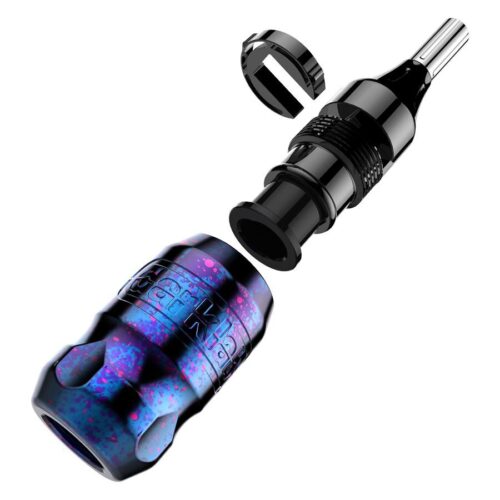 Xion Pen Cosmic Storm in Pink und Blau mit Aluminiumgehäuse auf weißem Hintergrund