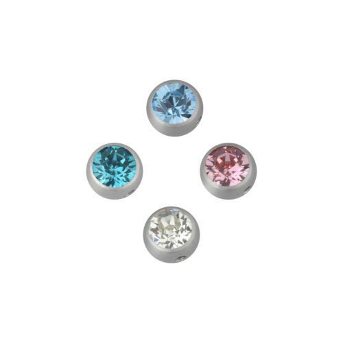 Vier silberne Piercingaufsätze mit Kristallen in Blau, Rosa und Kristallklar auf weißem Hintergrund