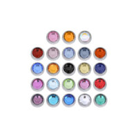 Bunte facettierte Schmuckkugeln aus Titan auf weißem Hintergrund