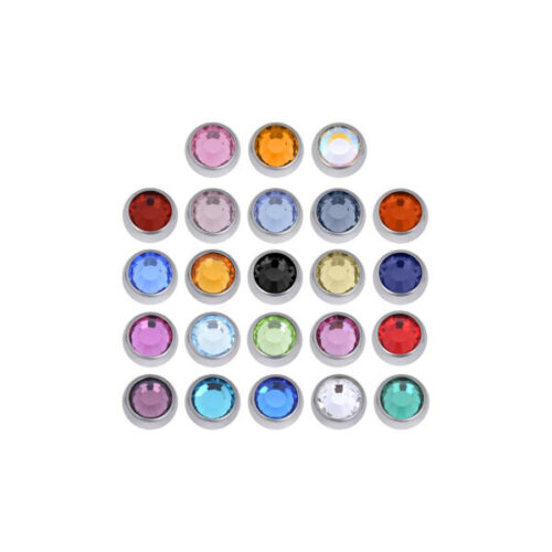 Bunte facettierte Schmuckkugeln aus Titan auf weißem Hintergrund