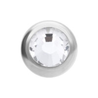 Silberne Schmuckkugel mit facettiertem, kristallklarem Stein auf weißem Hintergrund