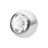 Silberne Titan-Kugel mit kristallklarem Facettenstein auf weißem Hintergrund