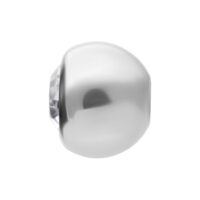 Silberne facettierte Kugel mit klarem Kristall, Studiohintergrund