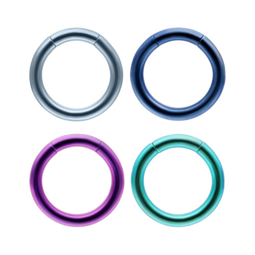 Vier anodisierte Segmentringe in Dunkelblau, Violett, Hellblau und Dunkelgrün auf weißem Hintergrund