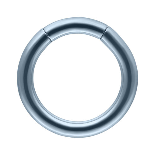 Hellblauer Segmentring aus Titan auf weißem Hintergrund