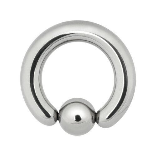 Silberner Klemmkugelring aus Titan mit Kugel auf weißem Hintergrund