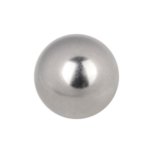 Silberne Kugel aus Titan mit glatter Oberfläche auf weißem Hintergrund