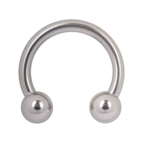 Silberner Circular Barbell aus Titan mit zwei Kugeln auf weißem Hintergrund