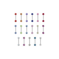 Verschiedene farbige Piercing Stäbe mit Kristallen auf weißem Hintergrund