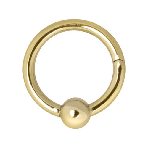 Goldener Ball Closure Ring Clicker aus Chirurgenstahl auf weißem Hintergrund