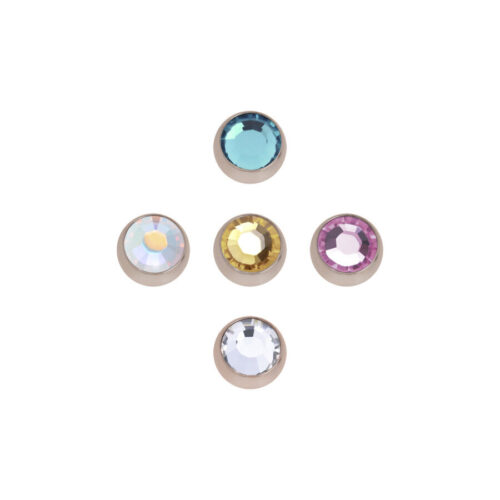 Fünf roségoldene Piercingkugeln mit verschiedenen Kristallfarben auf weißem Hintergrund