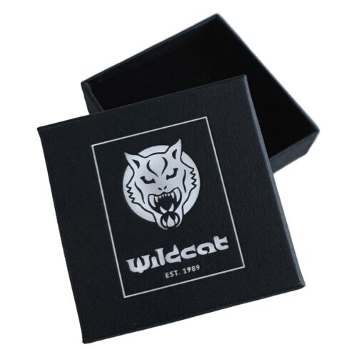 Schwarze Schmuckbox mit Wildcat Logo und geöffnetem Deckel auf weißem Hintergrund