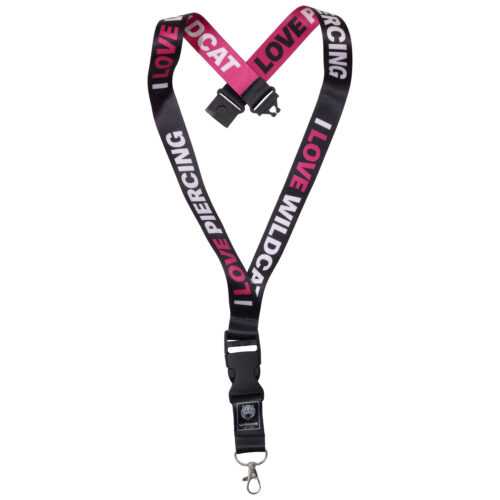 Schwarzes Lanyard mit pinkem und weißem Text 'I LOVE PIERCING' und 'I LOVE WILDCAT' auf weißem Hintergrund